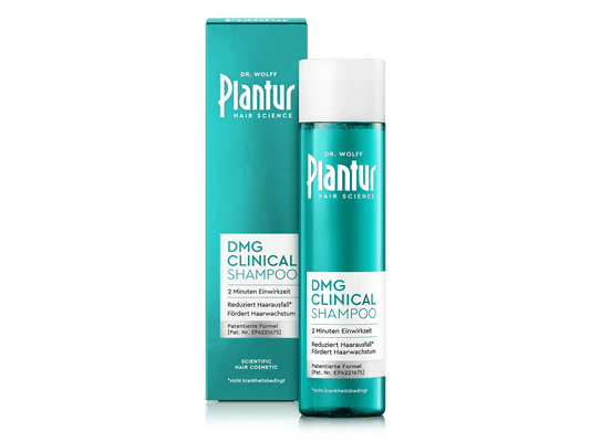 Plantur DMG Clinical Shampoo mit Verpackung. Etikett: „2 Minuten Einwirkzeit; reduziert nicht krankheitsbedingten Haarausfall; fördert Haarwachstum; patentierte Formel.